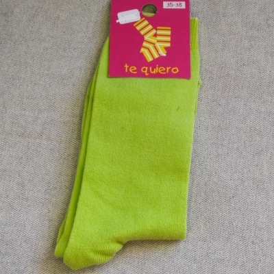 Meias verdes com etiqueta rosa e texto te quiero