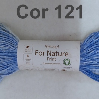 Fio de lã azul claro e branco com etiqueta 'For Nature Print Cor 121' sobre fundo branco