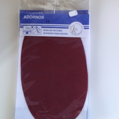 Adorno oval vermelho escuro embalado com etiqueta azul e branca