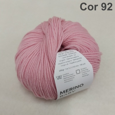 Novelo de lã rosa claro Merino Baby com etiqueta branca