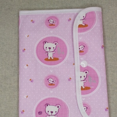 Fralda de pano cor-de-rosa com padrão de ursinho e pássaro