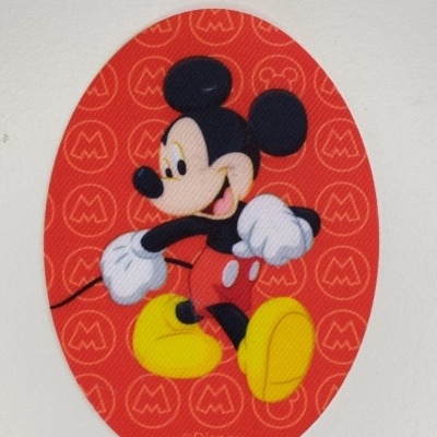Imagem oval com o personagem Mickey Mouse em fundo vermelho com padrão