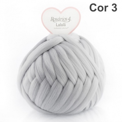 Novelo de lã grossa cinza claro com embalagem branca e texto