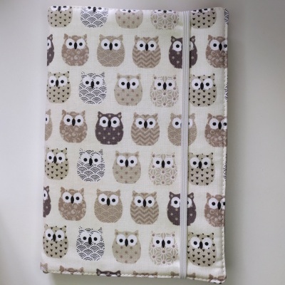 Capa para livro com padrão de corujas e fecho elástico