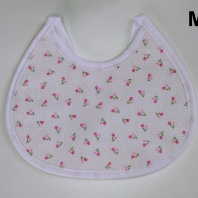 Babete branco com flores pequenas e tamanho M