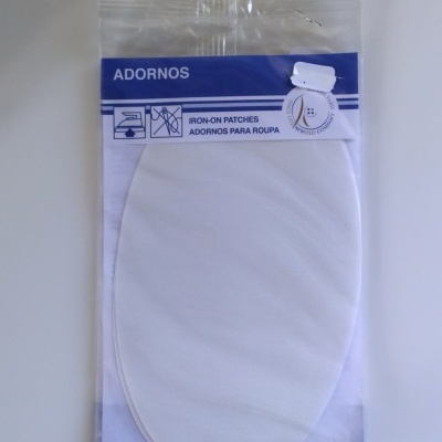 Pacote plástico com adorno branco oval para roupa com texto em inglês e português