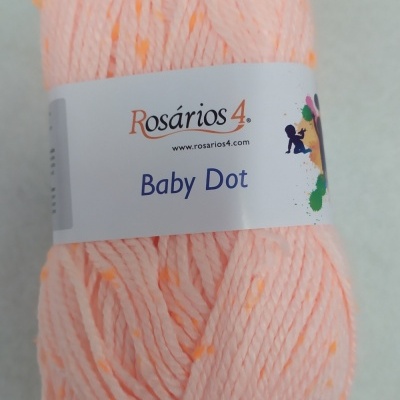 Novelo de lã rosa claro com pontos laranja e etiqueta branca Rosários4 Baby Dot Cor 33