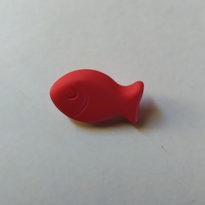 Peixe vermelho de material liso sobre fundo branco