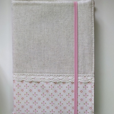 Caderno com capa em tecido cru e rosa com padrão de flores, renda branca e elástico rosa