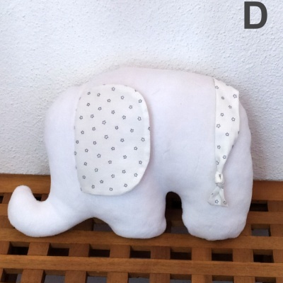 Pelucho elefante branco com padrões florais em orelhas e cauda