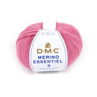 Novelo de lã cor-de-rosa D.M.C Merino Essentiel com rótulo branco e texto azul e dourado