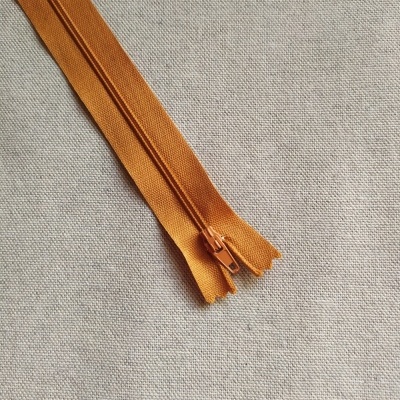 Fecho éclair laranja Cor 681 sobre tecido bege