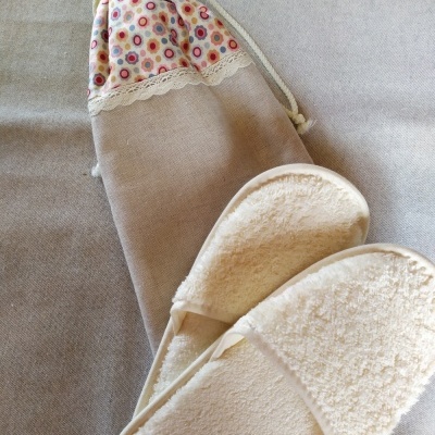 Sandálias felpudas creme com bolsa de tecido bege e estampada com círculos coloridos