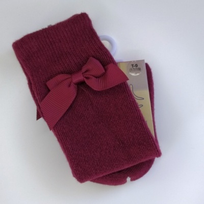 meias de bebé bordeaux com laço e etiqueta de tamanho