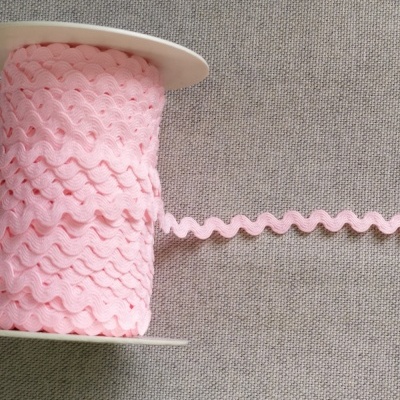 Rolo de fita decorativa rosa claro ondulada