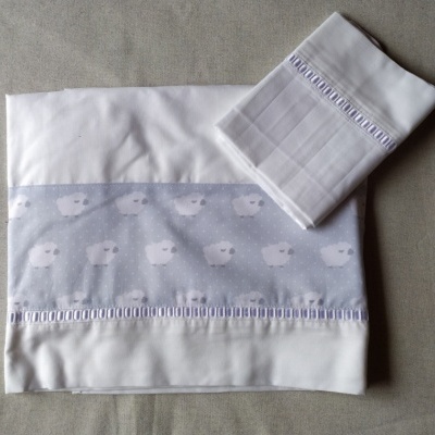 Conjunto de roupa de cama branco com faixa cinza decorada com ovelhas e bordado roxo