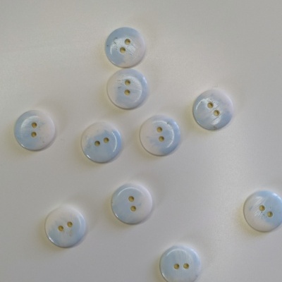 Dez botões brancos com dois furos sobre fundo branco