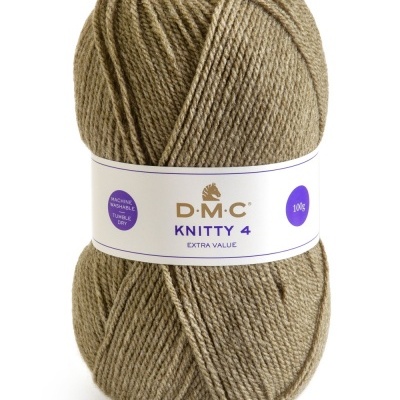 Novelo de lã bege castanho DMC KNITTY 4 com etiqueta branca e texto 'Cor 590'