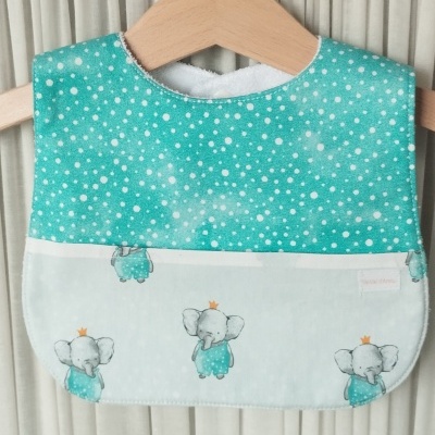 Babete para bebé com padrão azul turquesa com bolinhas e elefantes cinzentos com coroas