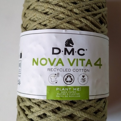 Novelo de fio em algodão reciclado verde com etiqueta D.M.C Nova Vita 4 Cor 8