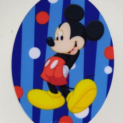 Ilustração oval do Mickey Mouse da Disney com fundo azul às riscas e bolas coloridas