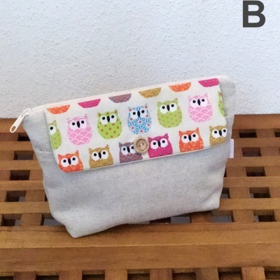 Bolsa bege com aba estampada de corujas coloridas e botão de madeira