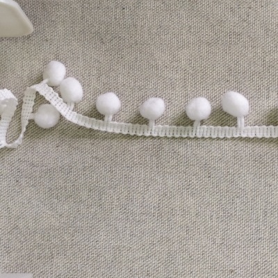 Fita decorativa branca com pequenas bolas sobre fundo cinza, texto 'Branco'