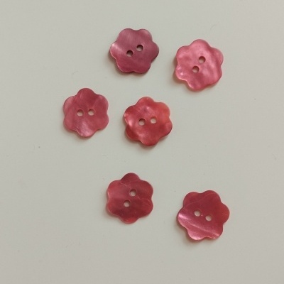 Seis botões rosa em forma de flor sobre fundo branco