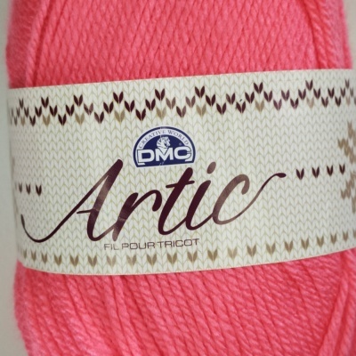 Novelo de lã cor-de-rosa com rótulo DMC Artic e texto Cor 135