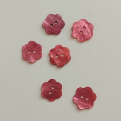 Botões rosa em forma de flor sobre fundo branco