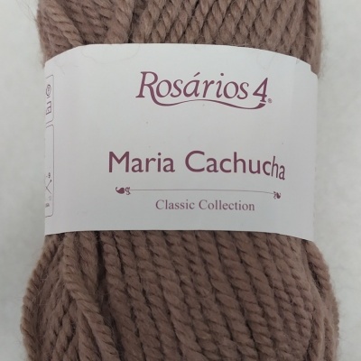 Novelo de lã castanha Rosários 4 Maria Cachucha Classic Collection sobre fundo branco
