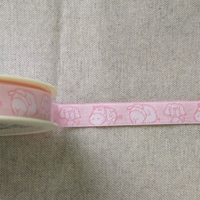 Fita rosa com desenhos em relevo de animais, rolo e fita estendida com texto 'Animais rosa' acima