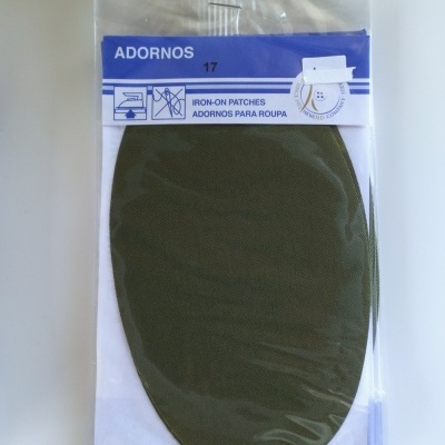 Patch de tecido verde escuro em embalagem transparente com etiqueta azul e branca