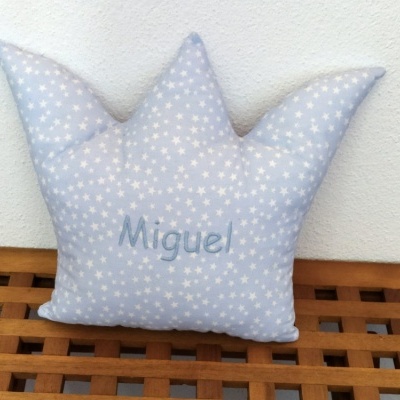 Almofada coroa azul claro com estrelas brancas e nome Miquel bordado