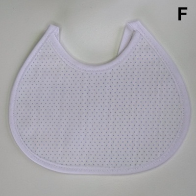 Babete branco com padrão de furos pequenos e borda reforçada