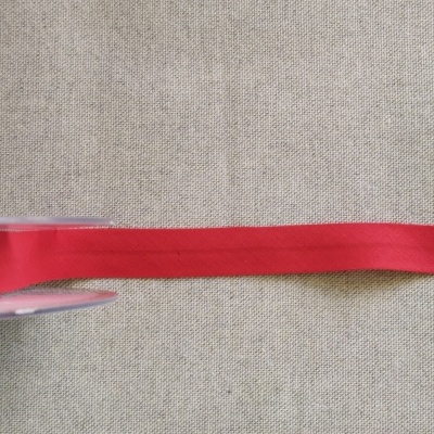 Fita vermelha sobre tecido bege com texto 'Cor 10'.