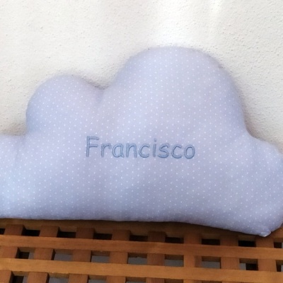 Almofada azul claro em forma de nuvem com nome Francisco bordado