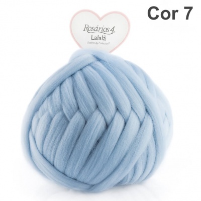 Novelo de lã grossa azul claro com etiqueta da Rosários 4 e texto Cor 7