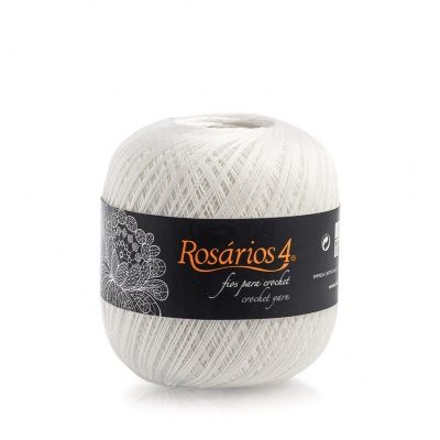Novelo de fio branco para crochet Rosários 4 com rótulo preto