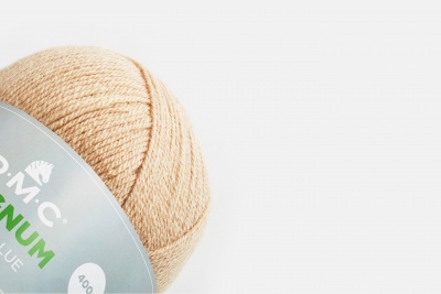 Novelo de lã bege com etiqueta cinzenta