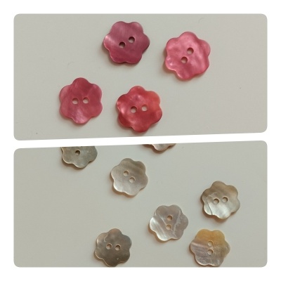 Botões florais em rosa e tons neutros com dois furos, sobre fundo branco.