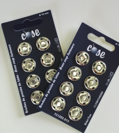 Cartões pretos com botões de pressão em latão prateados