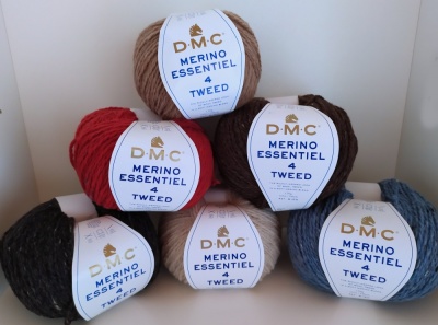 Seis novelos de lã coloridos DMC Merino Essentiel 4 Tweed com rótulos brancos