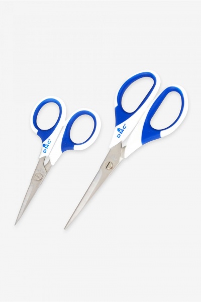 Duas tesouras com pegas azuis e brancas e lâminas metálicas, marca DMC visível