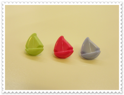 Três peões coloridos em forma de barco à vela