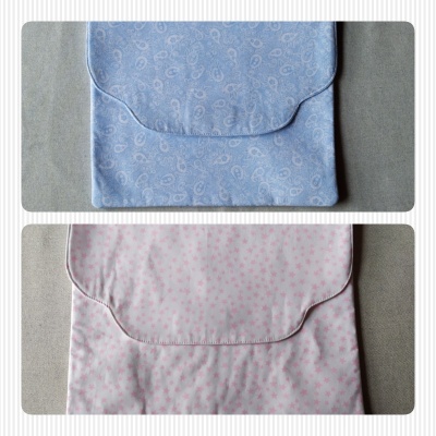 Dois porta-fraldas em tecido azul com corações e rosa com estrelas