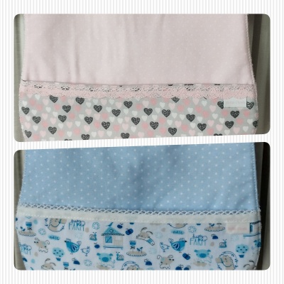 Dois panos de tecido rosa e azul com padrões e rendas