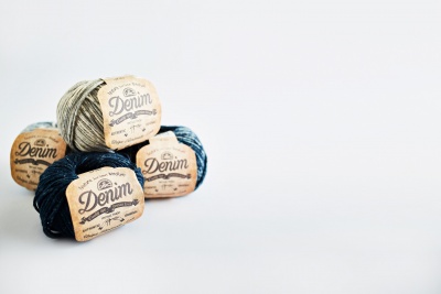 Novelos de fio de algodão com etiquetas de papel e diferentes cores