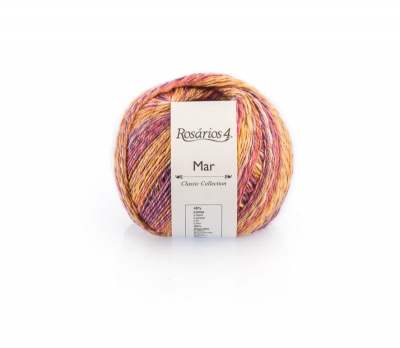 Novelo de fio multicolorido com etiqueta da marca Rosários 4, linha Mar.