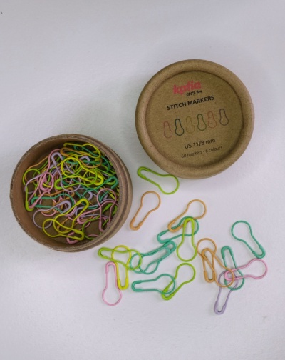 Marcadores de pontos coloridos e caixa redonda de cartão com texto KATIA JUST FOR YOU STITCH MARKERS